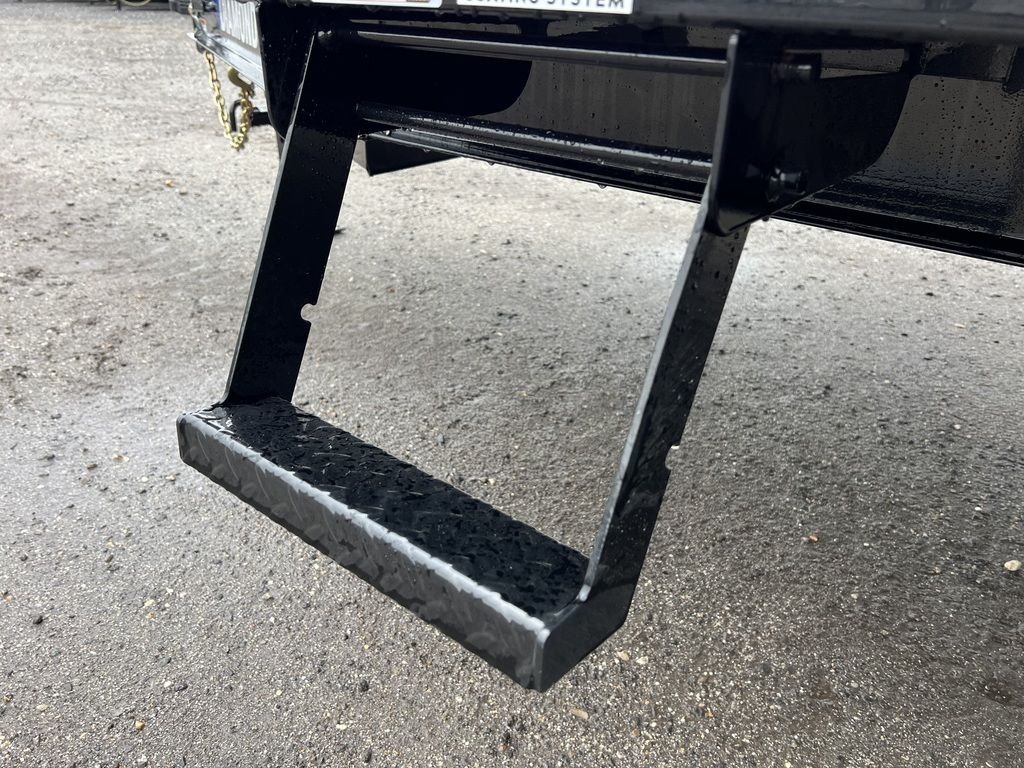 2024 Diamond C 8.5×24 15K Powder Coated Deckover Equipment Trailer - Image 6