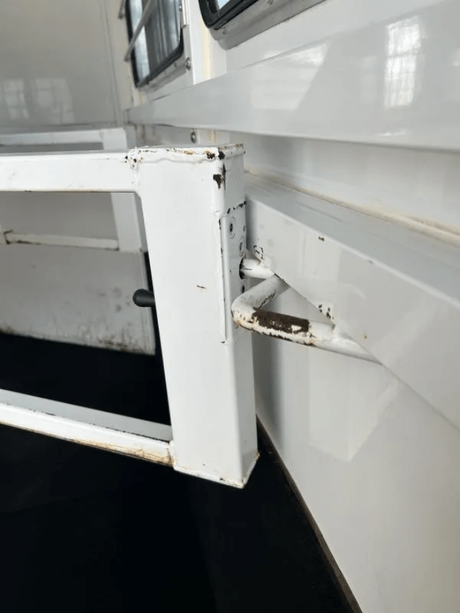 2001 Titan 3 Horse Gooseneck - Image 2