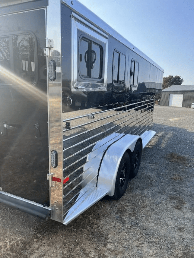 2022 Sundowner 3 Horse Slant GN Trailer - Image 2