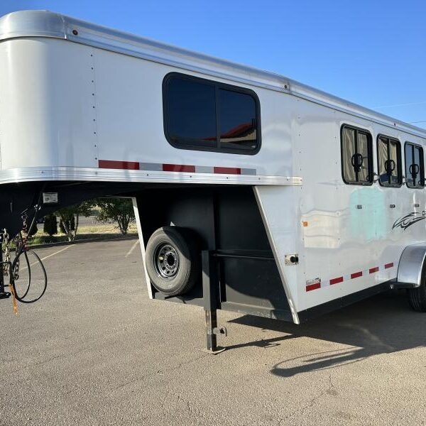 2004 Sundowner 3 Horse Weekender Horse Trailer - Image 9